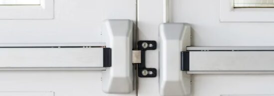 Mehrere Riegelschlösser an einer Doppeltür – zentrale Schließanlage in Wien einrichten